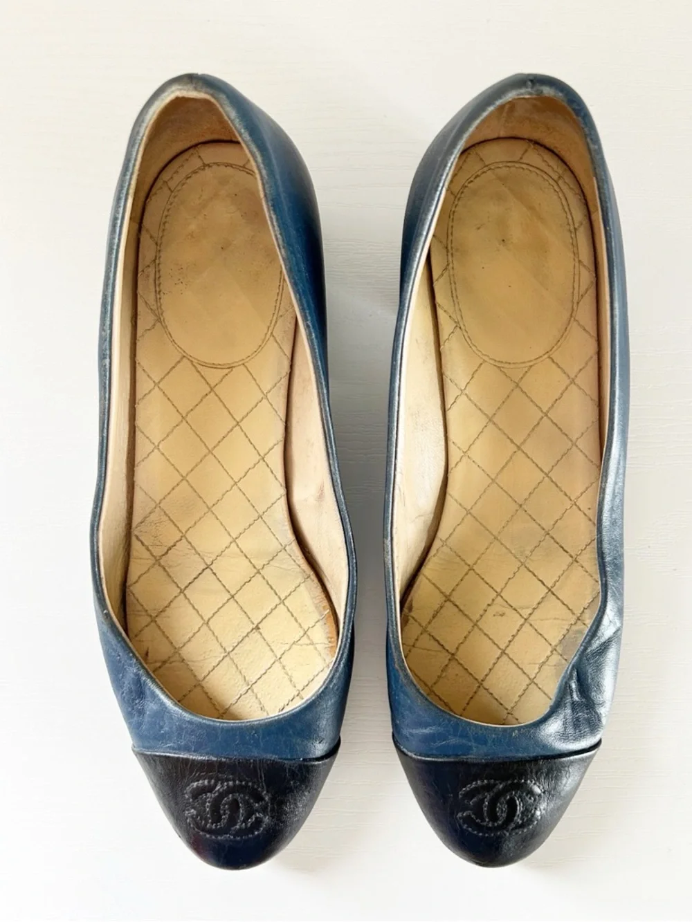 Chanel Vintage Two Tone CC Cap Toe Leather Pumps Size EU 37.5